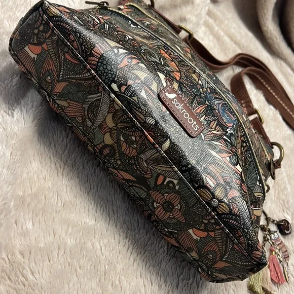 SAKROOTS Artist Circle City Crossbody - Picture 13 of 17